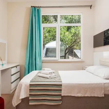 Yoeruek Park Pansiyon 3* קמר