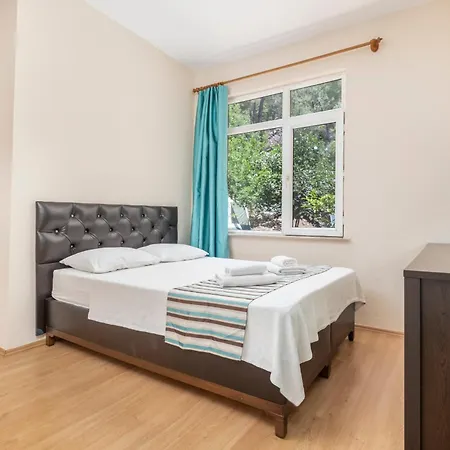 מלון Yoeruek Park Pansiyon 3*