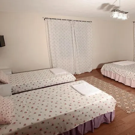 Yoeruek Park Pansiyon 3* קמר
